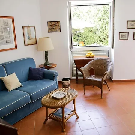 Lemon Grove, Capri Apartamento *